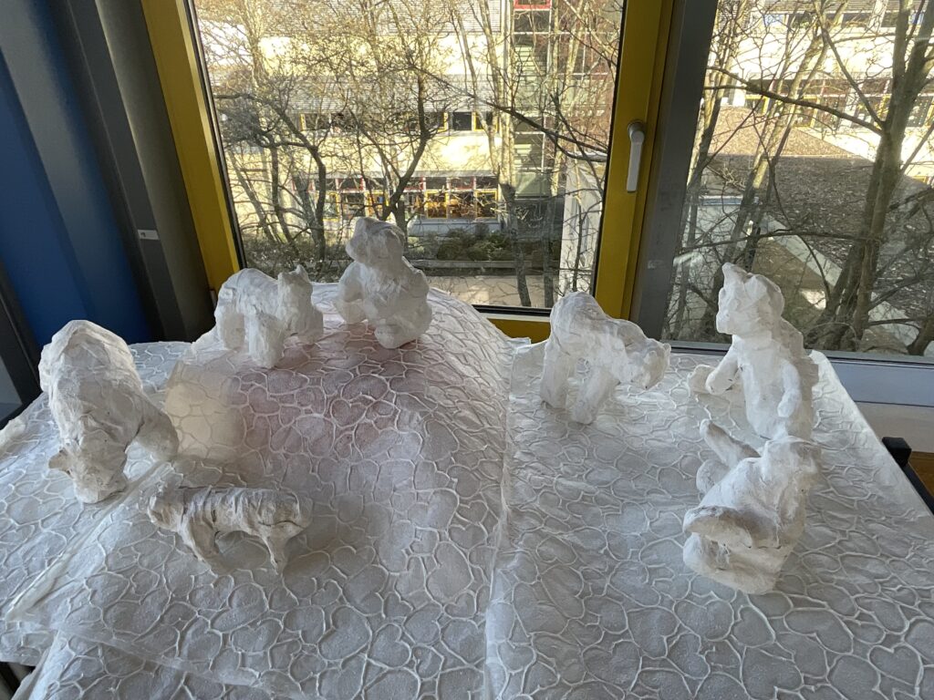 Klasse 4d kreiert Skulpturen