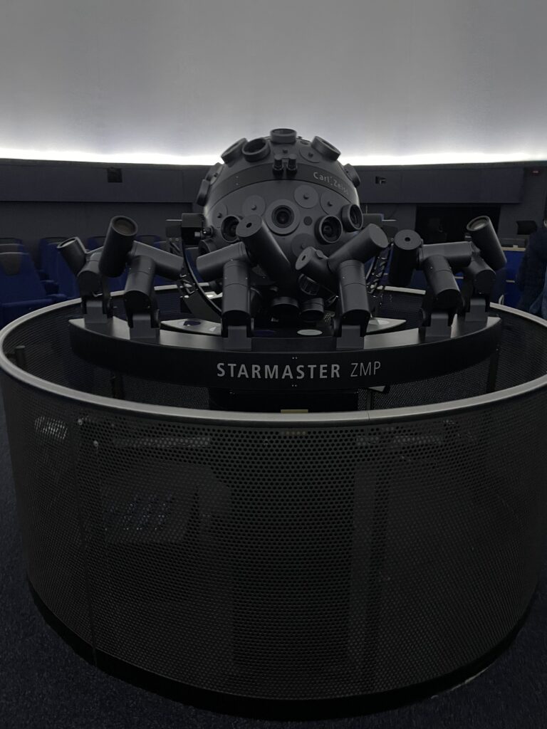 Klasse 2e besucht das Planetarium in Freiburg