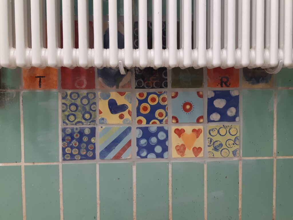Die Töpfer-AG beendet dieses Schuljahr mit einem Rakubrand, eine traditionell japanische Brenntechnik!